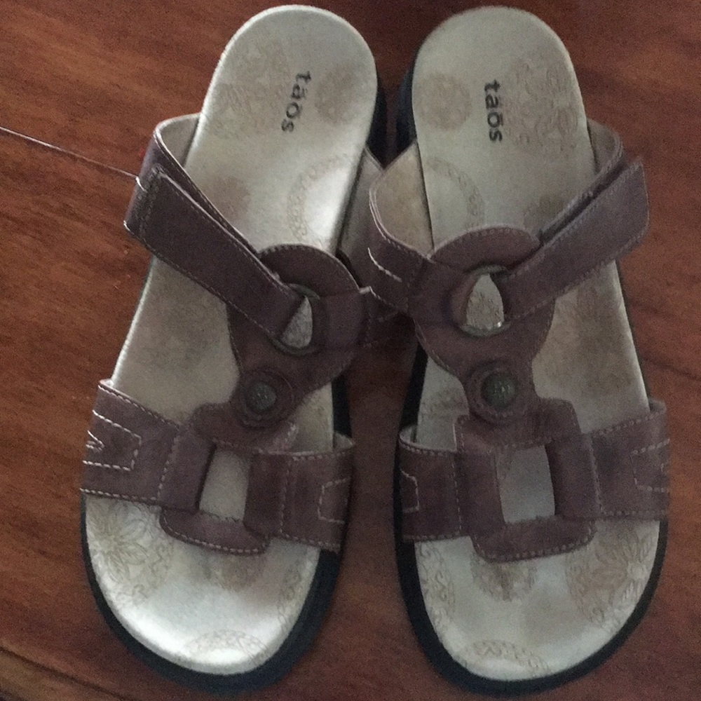 Size 11 Taos Woman”s Sandals